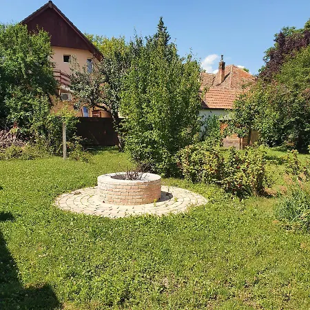 Kis Haz Nagy Kerttel Kozponti Reszen Feriehus