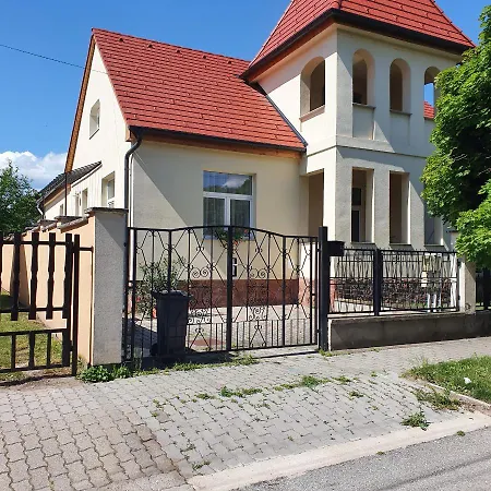 Kis Haz Nagy Kerttel Kozponti Reszen Siófok